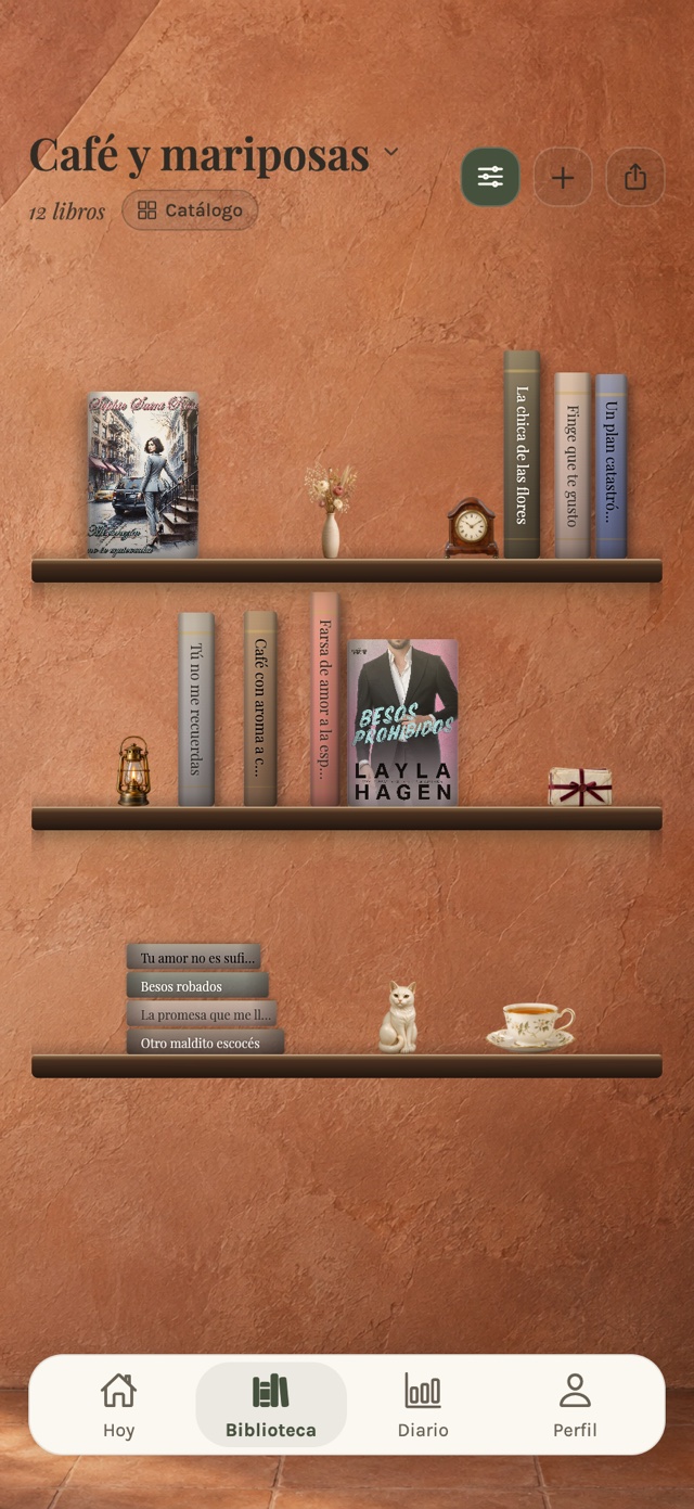 Café y mariposas: estantería de tonos arcilla con libros, flores y una taza de té en myShelf